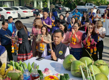 พิธีสักการะสิ่งศักดิ์สิทธิ์ไหว้ศาลพระภูมิเจ้าที่ สำนักงานสหกรณ์จังหวัดเชียงราย ... พารามิเตอร์รูปภาพ 9